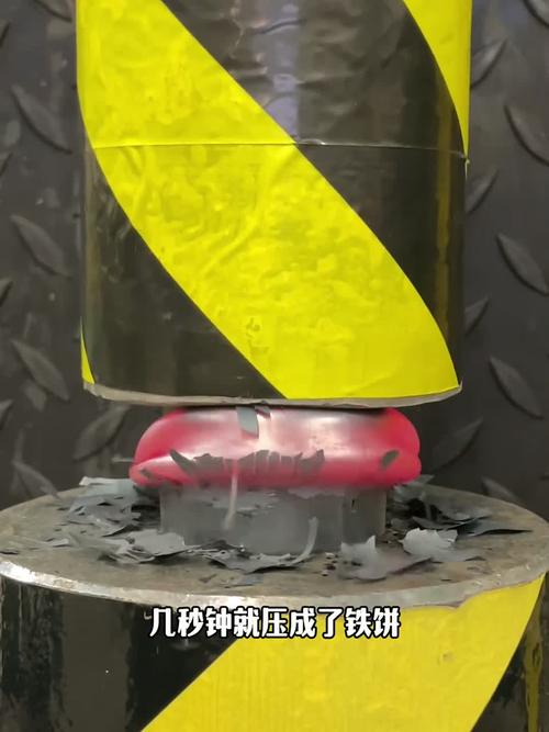 工人将写有身体羞耻纸条放入液压机压碎象征释放