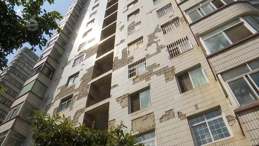 小区外墙瓷砖脱落高空坠物现场