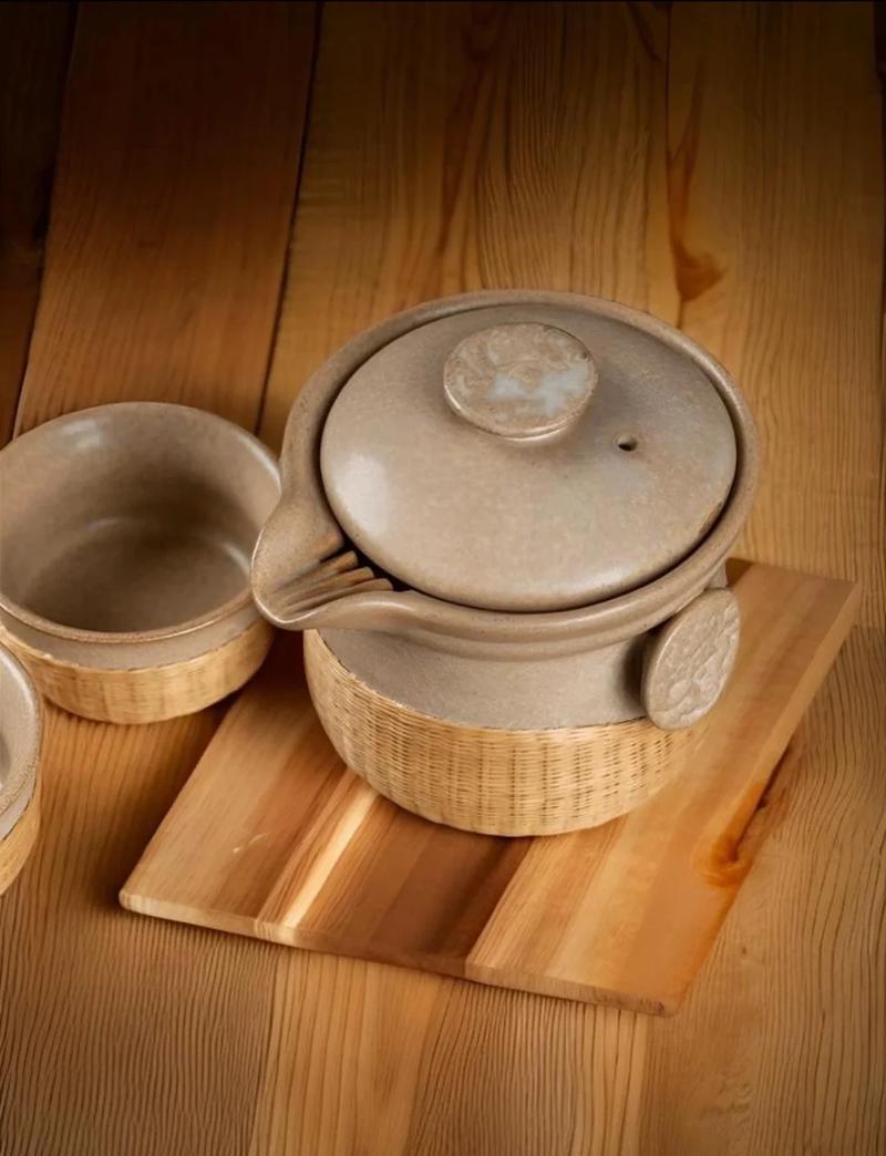 南漳薛坪磨坪村农户堂屋木桌上的粗陶茶碗