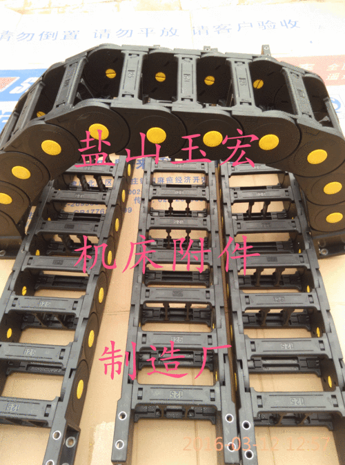 数控机床工作台动态运行中磨损开裂的塑料工业拖链现场