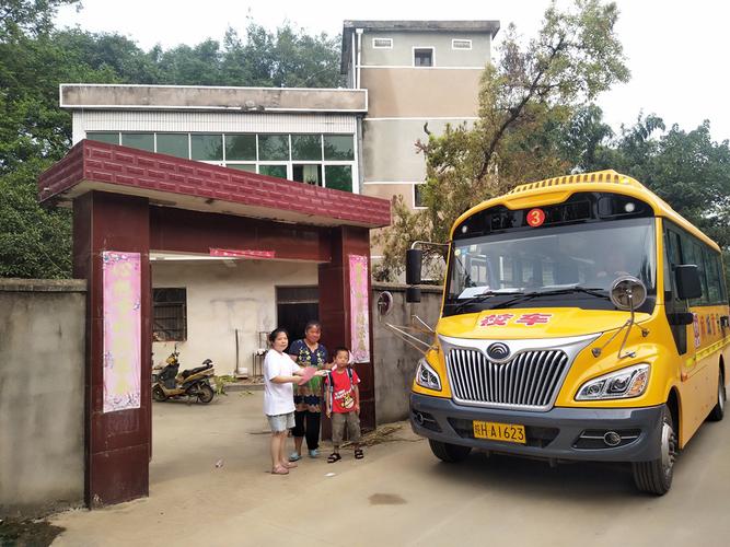 乡村小学校车停靠的西坡村口拐角