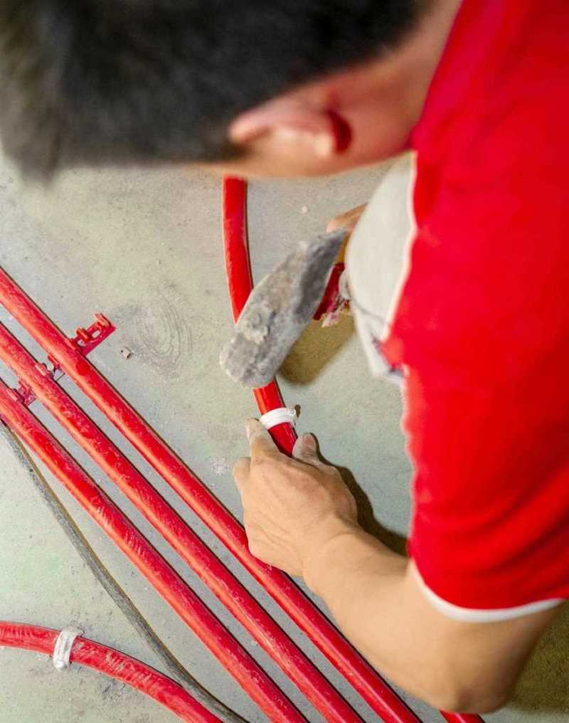 老房翻新电路改造开槽布管红色线管