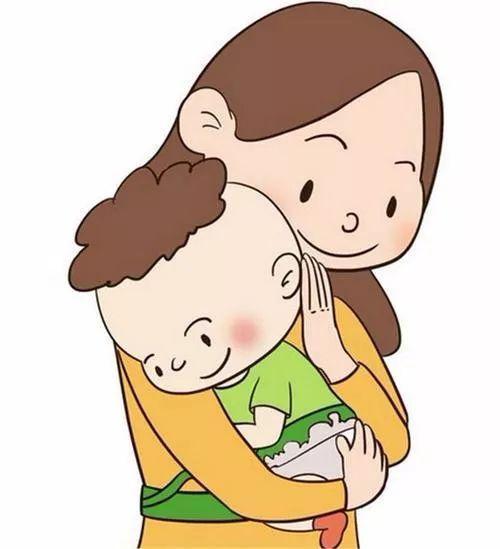 暖光下妈妈坐在幼儿床边轻拍宝宝后背