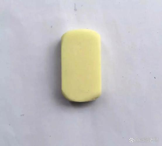 小学生书桌摊开的作业本半块橡皮