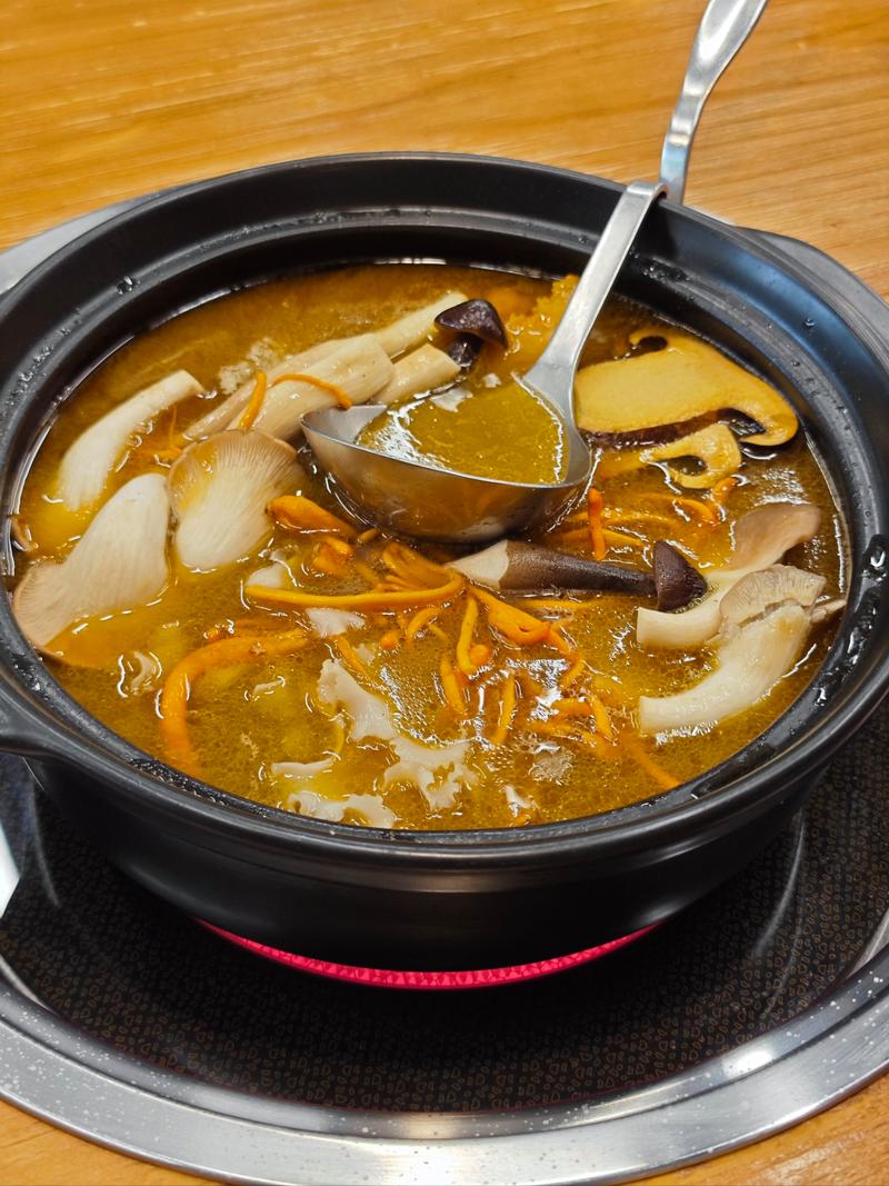中式家庭日常煲汤食补场景图