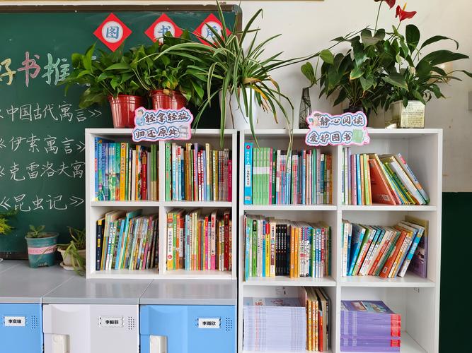 教辅资料杂乱堆放在小学教室储物柜