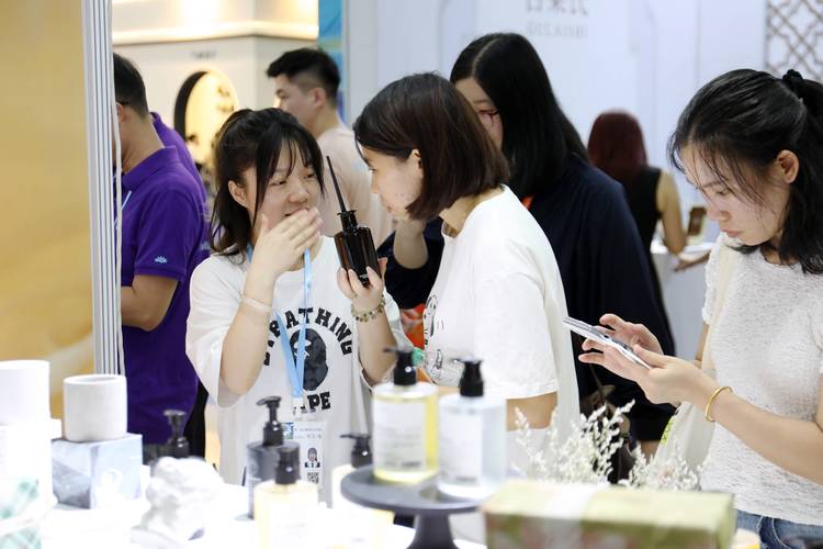 新消费品牌线下体验店用户试闻香薰场景