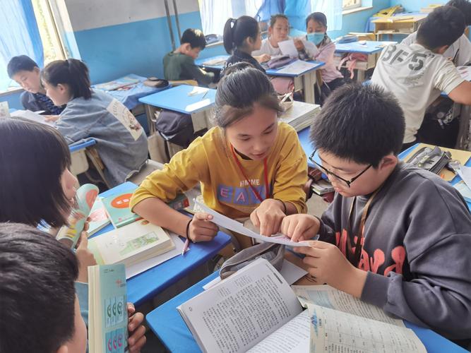 学生小组交叉对比阅读课堂抓拍