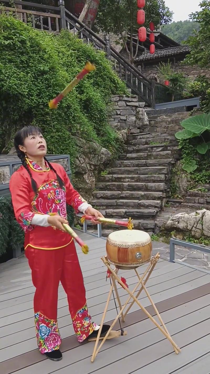 湖北南漳阴锣鼓传承人手持传统老铜锣