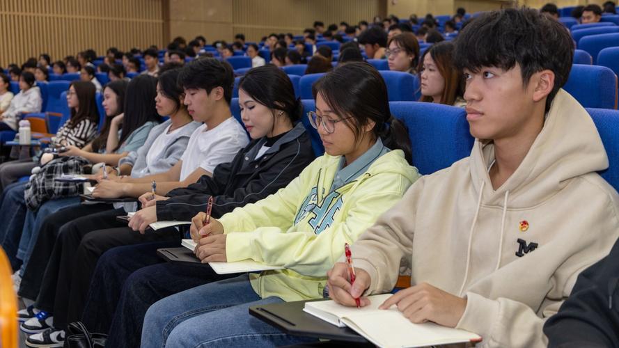 专精特新企业校园宣讲会现场学生提问实拍