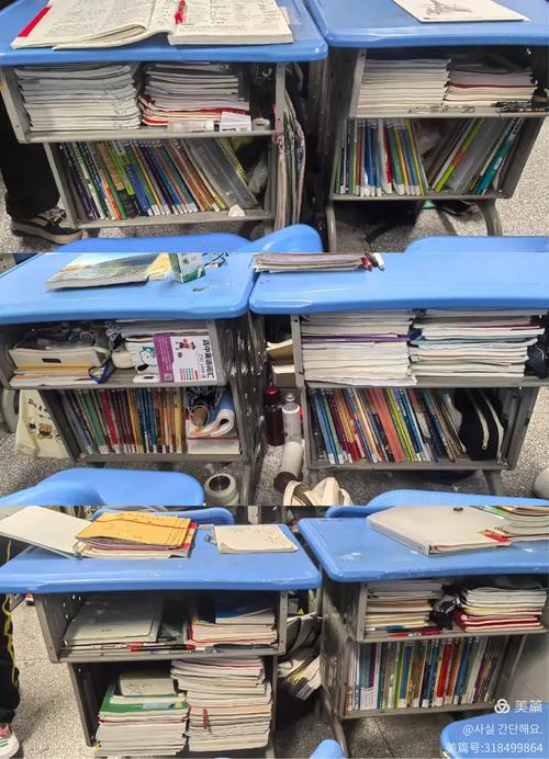 中小学讲台上堆满作业和表格