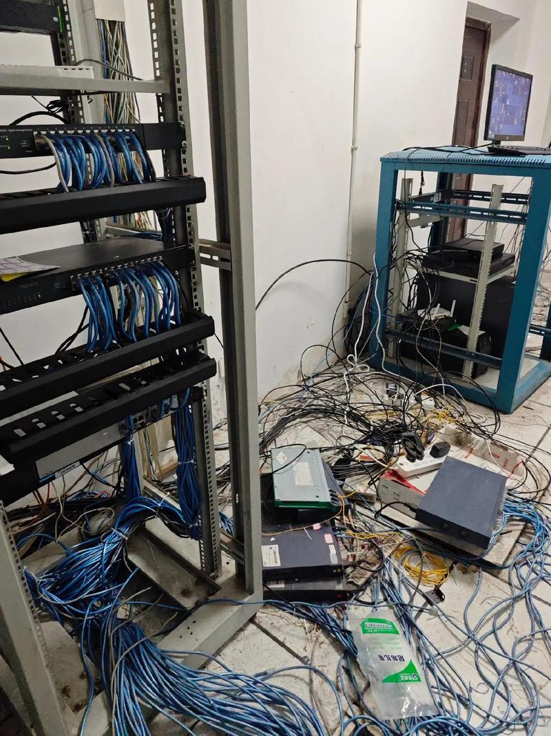 大学云计算实验室杂乱机架