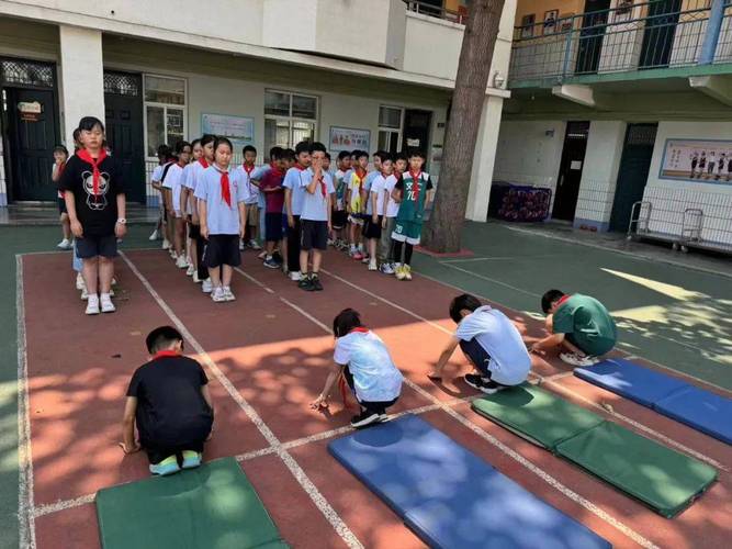 小学操场后滚翻推手练习垫