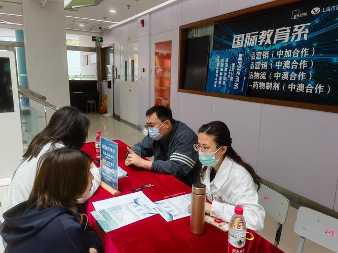 初中升学开放日家长咨询招生老师场景