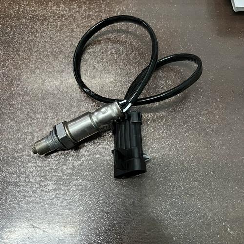 汽车氧传感器插头针脚间隙测量图