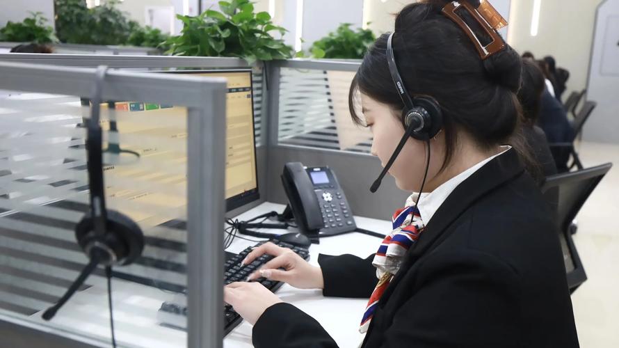 12348公共法律服务热线接线员佩戴耳机工作实拍