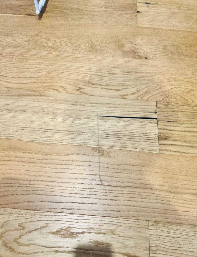 室内木质地板上一根磨损的跳绳特写