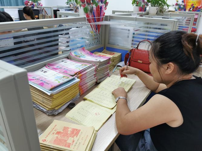 初中女生走廊攥着贴有自制贴纸的课外书被值班老师拦下的写实场景