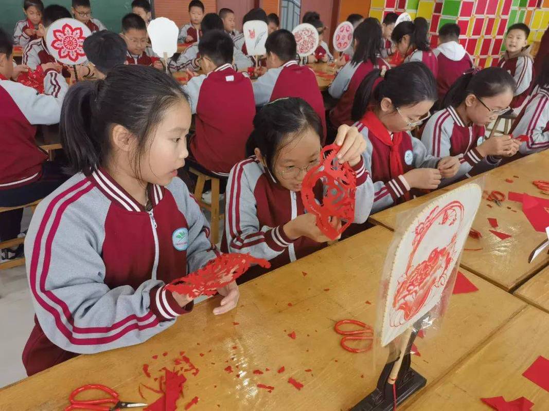 小学生剪纸课堂老师匆忙指导