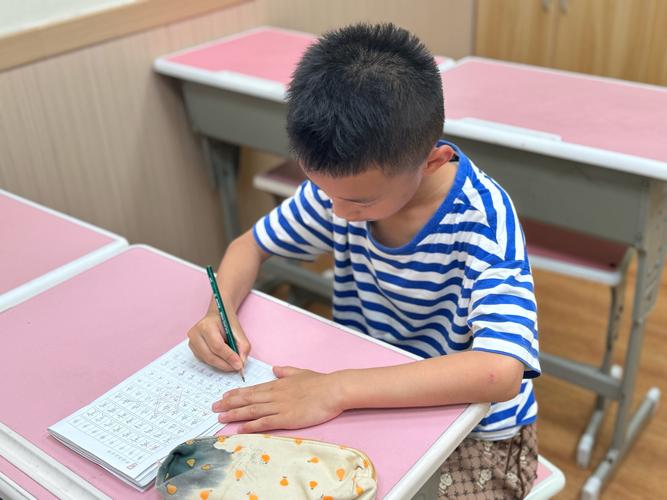 小学教室留堂孩子握笔错题练习册