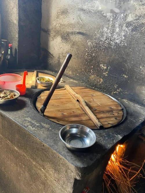 农家灶膛湿柴火燃烧实景图