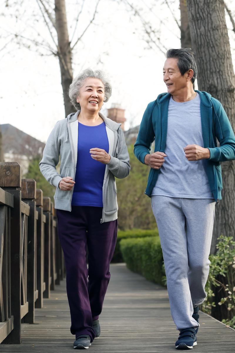 中老年人公园散步养护骨骼