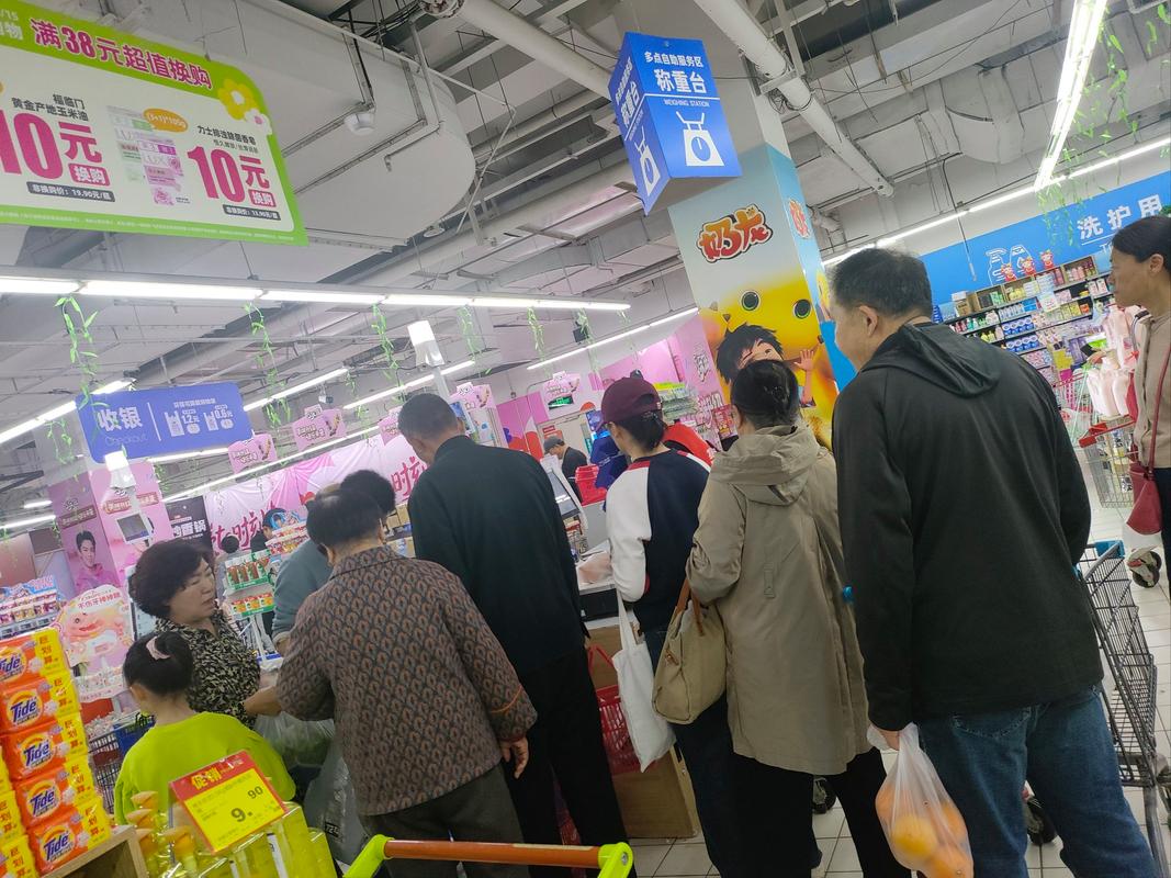 超市排队日常正确站姿示范图