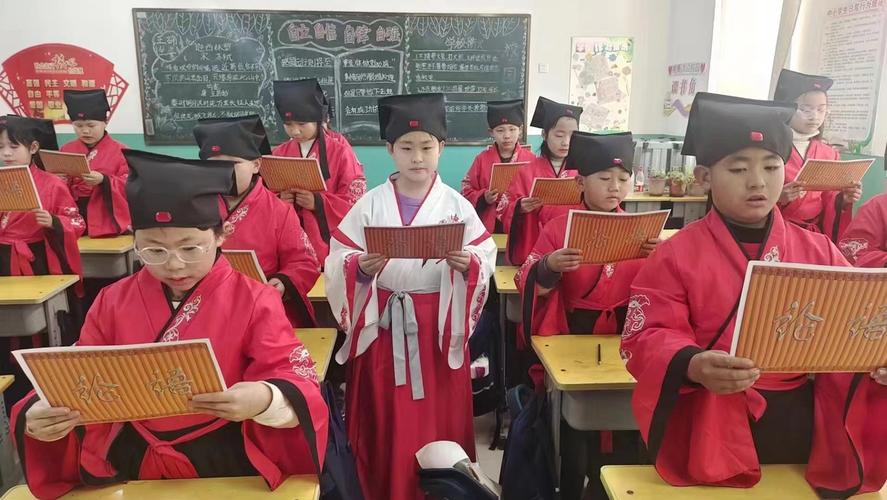 小学生穿着汉服无精打采坐在教室