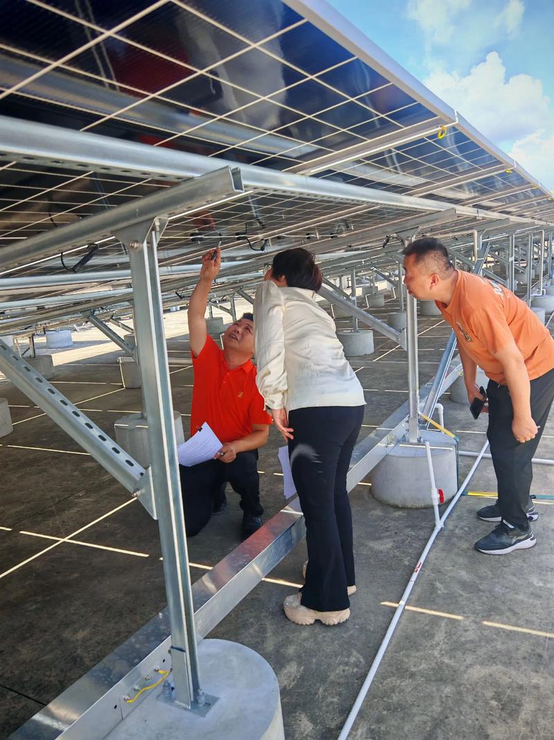 新能源工程师现场调试太阳能板
