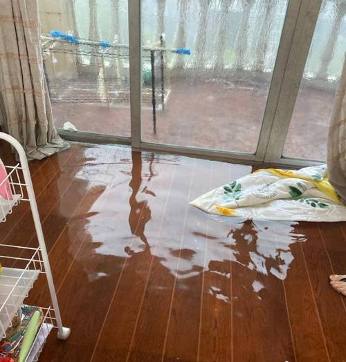 梅雨季家庭阳台积水漫进客厅实拍图