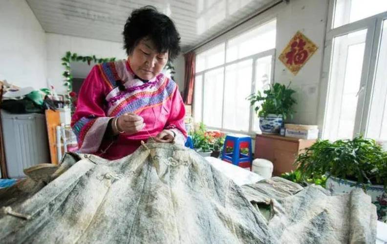 哈尔滨道外区老奶奶缝制鱼皮衣