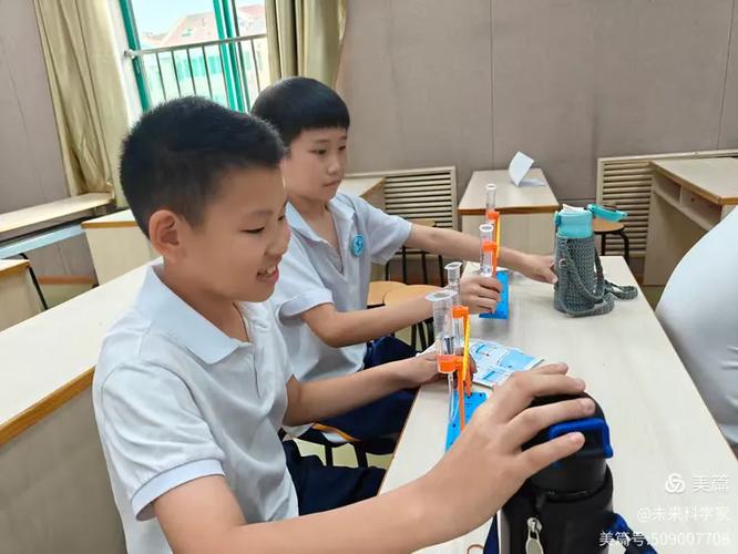 小学科学课连通器原理小组实验场景
