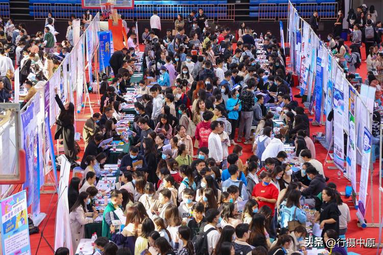 北京邮电大学校园招聘会现场人山人海