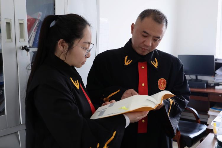 劳动法律师手持法典并指读条文的纪实照片