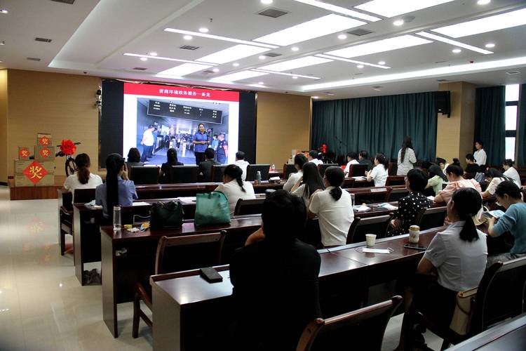 办公室内部小型公众演讲现场观众状态实拍