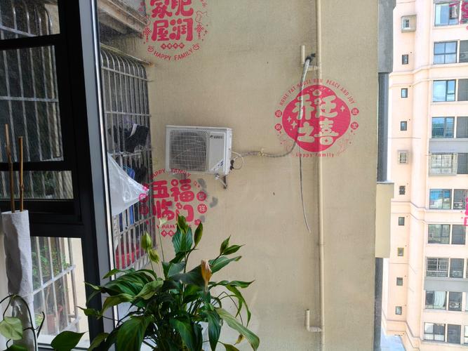 居民楼邻里因空调外机摆放争执现场