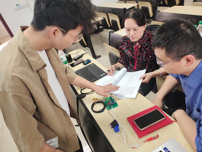 计算机专业毕业设计答辩现场紧张氛围
