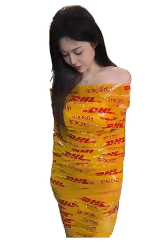 佩戴全身安全带的女工因勒痕感到羞耻
