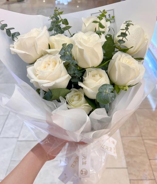 婚礼桌花白色玫瑰尤加利叶清新布置