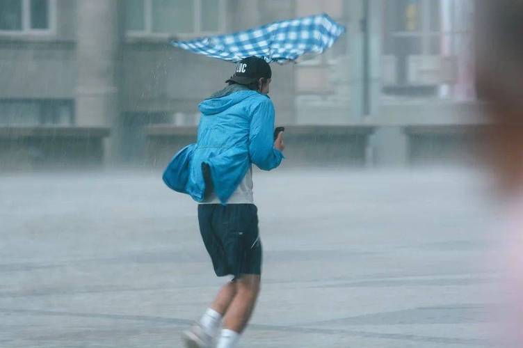 暴雨中透明雨伞被风吹反的慢动作抓拍
