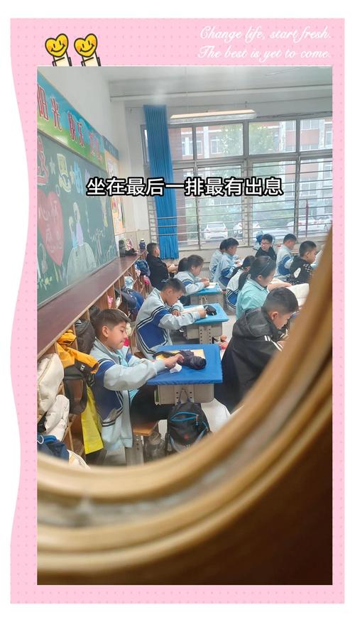中学教室最后一排转笔的男生