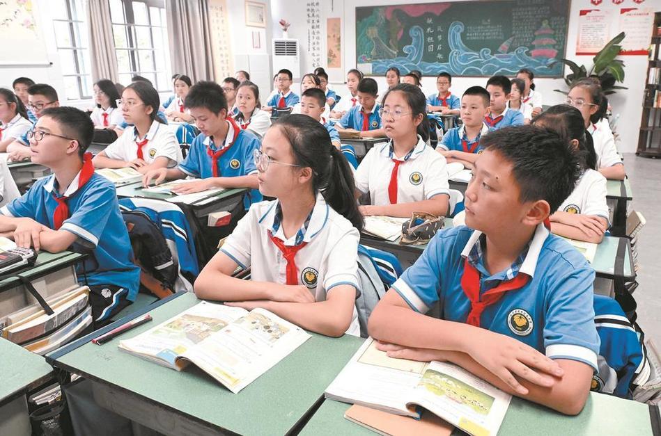 乡镇中学课堂实景 学生认真听课