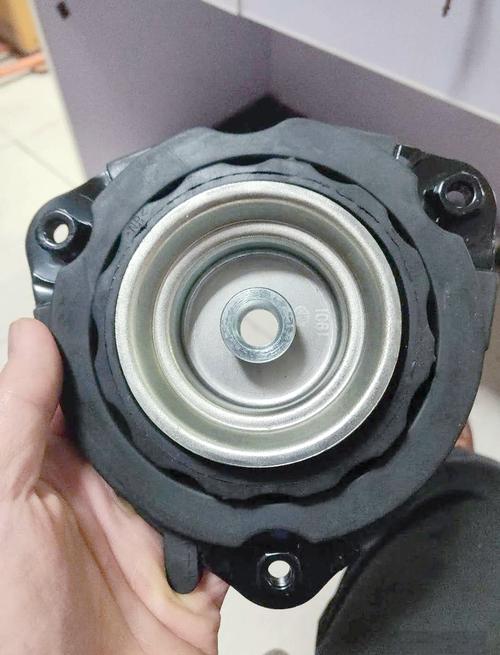 汽车减震器老化顶胶开裂实物图