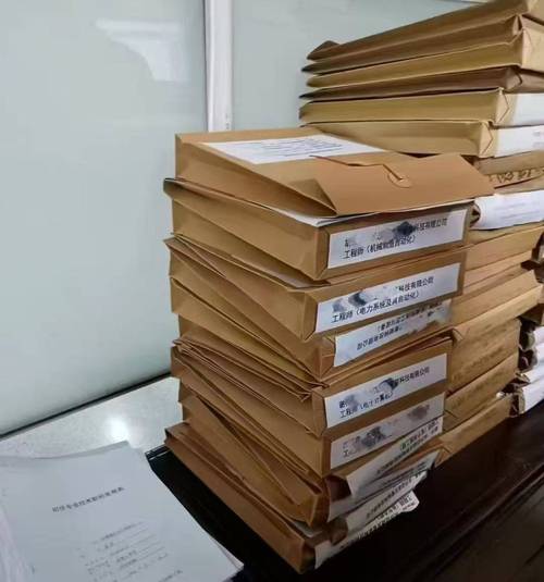 堆积如山的教师职称评审纸质材料