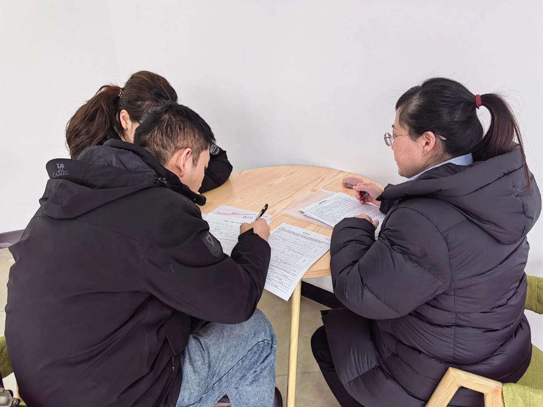 租客与房东沟通转租事宜对话场景图
