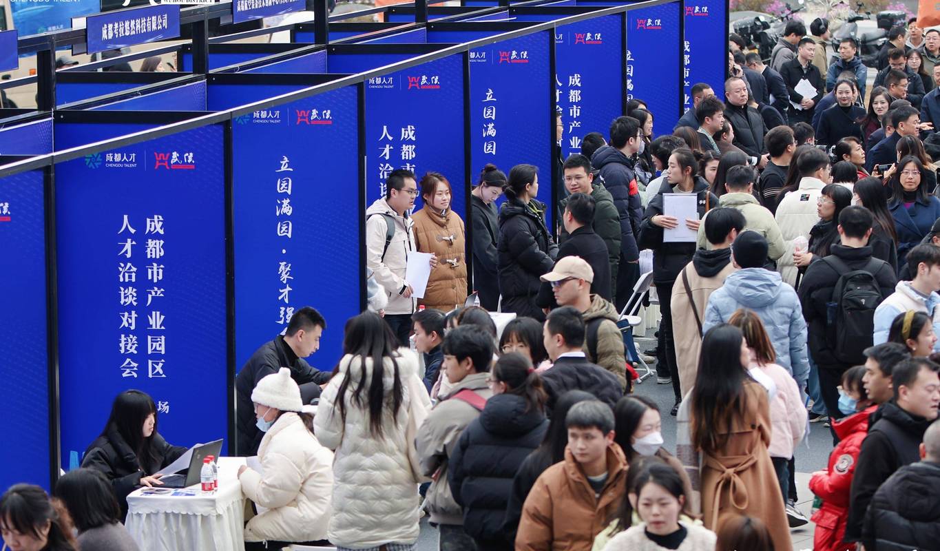 人才市场招聘会现场企业展位冷热不均