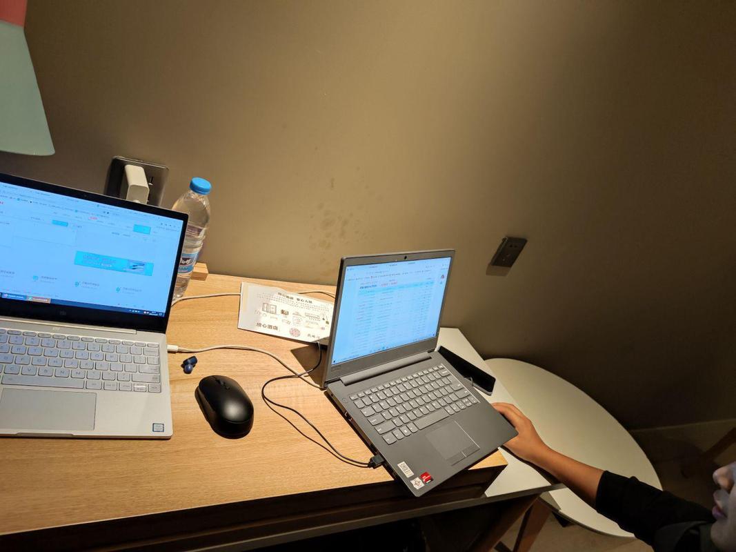 晚上在家做虚拟助理工作场景电脑屏幕邮件