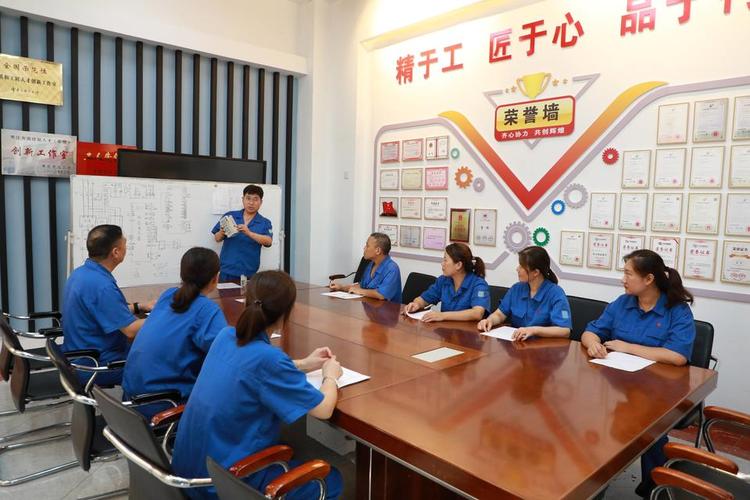 班组工人在车床旁举行简短庆功仪式
