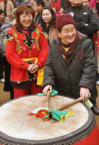 南漳非遗阴锣鼓 老艺人持鼓槌敲堂鼓