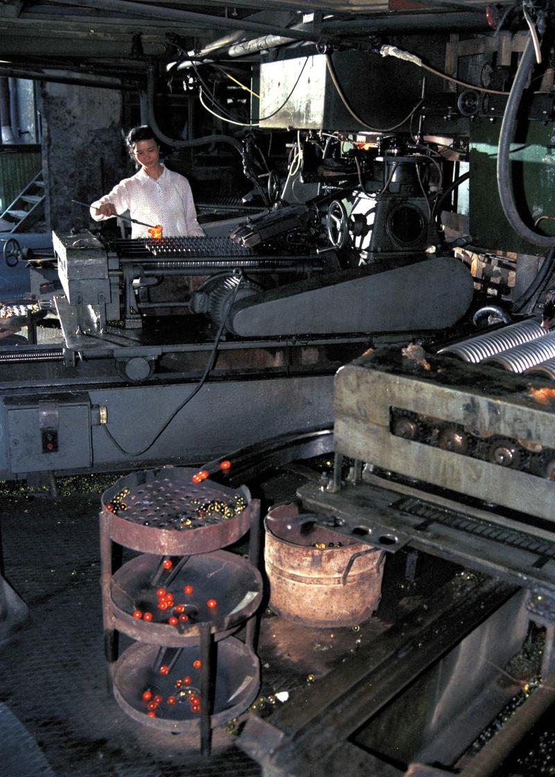 80年代柯达胶卷生产线工人在暗房操作